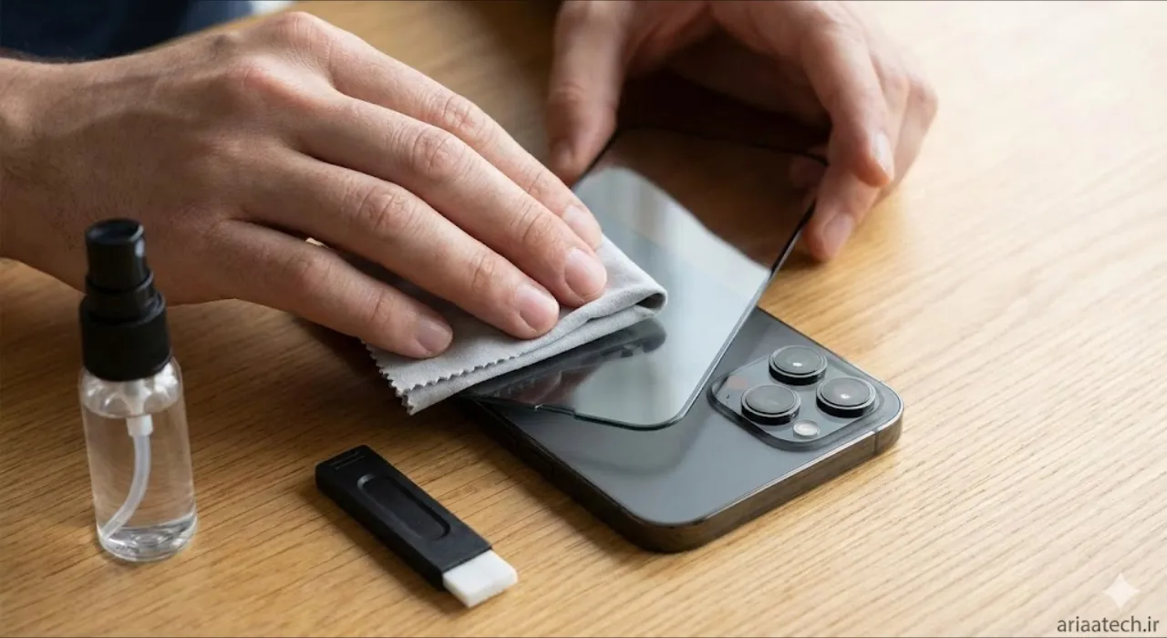 تمیز کردن گلس آیفون 15 پرو با دستمال میکروفایبر